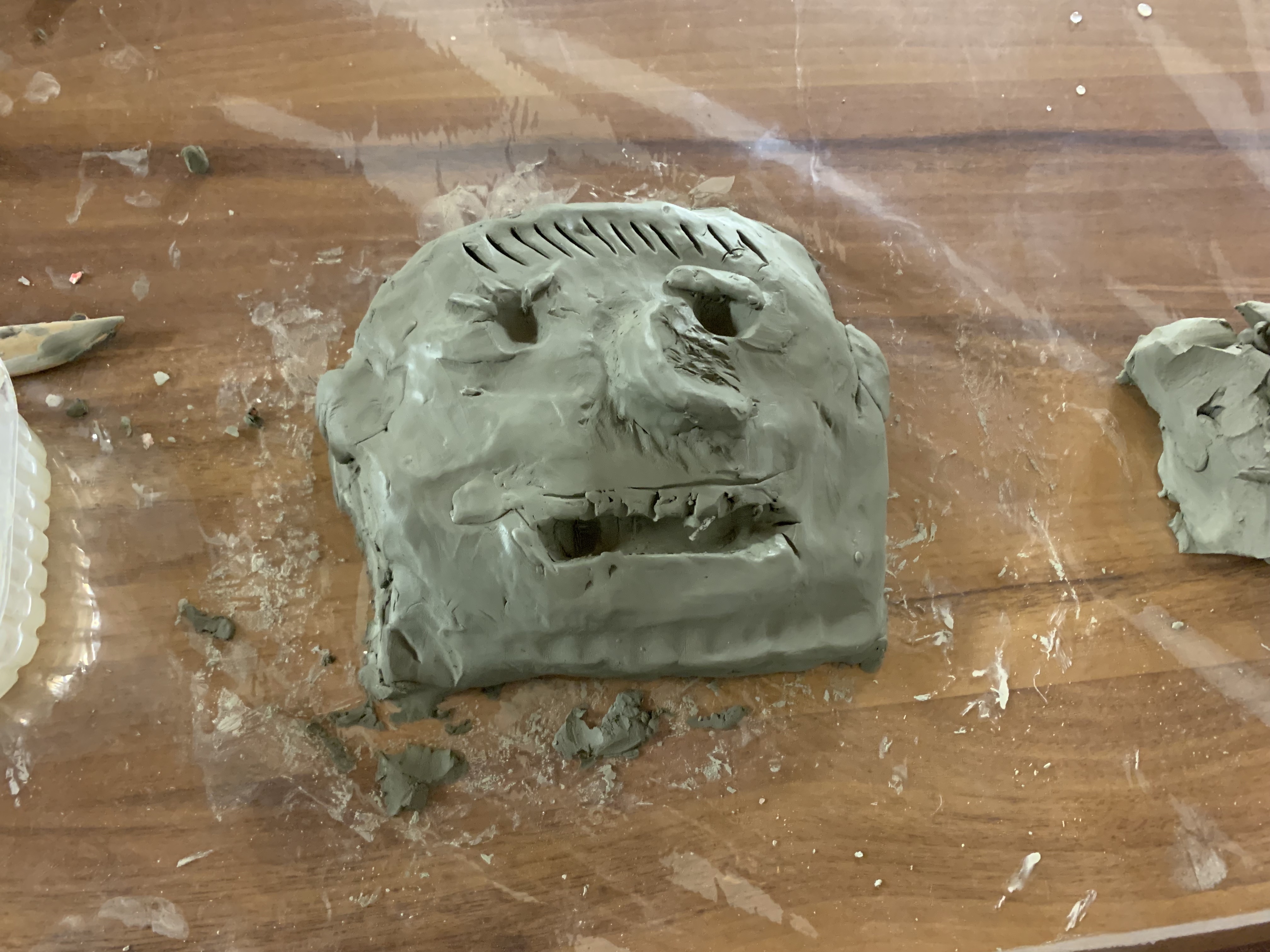 Maschera in argilla realizzata al laboratorio