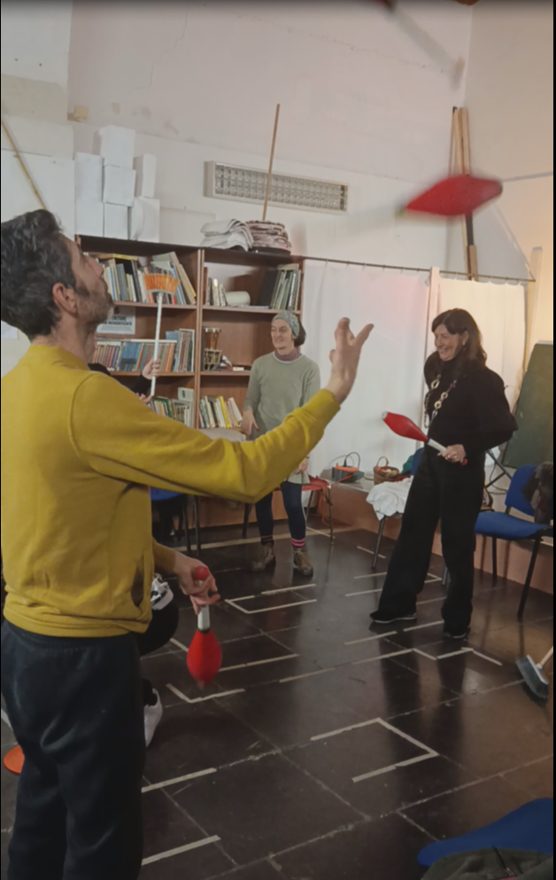 Partecipante si esercita con le clave da giocoleria al laboratorio