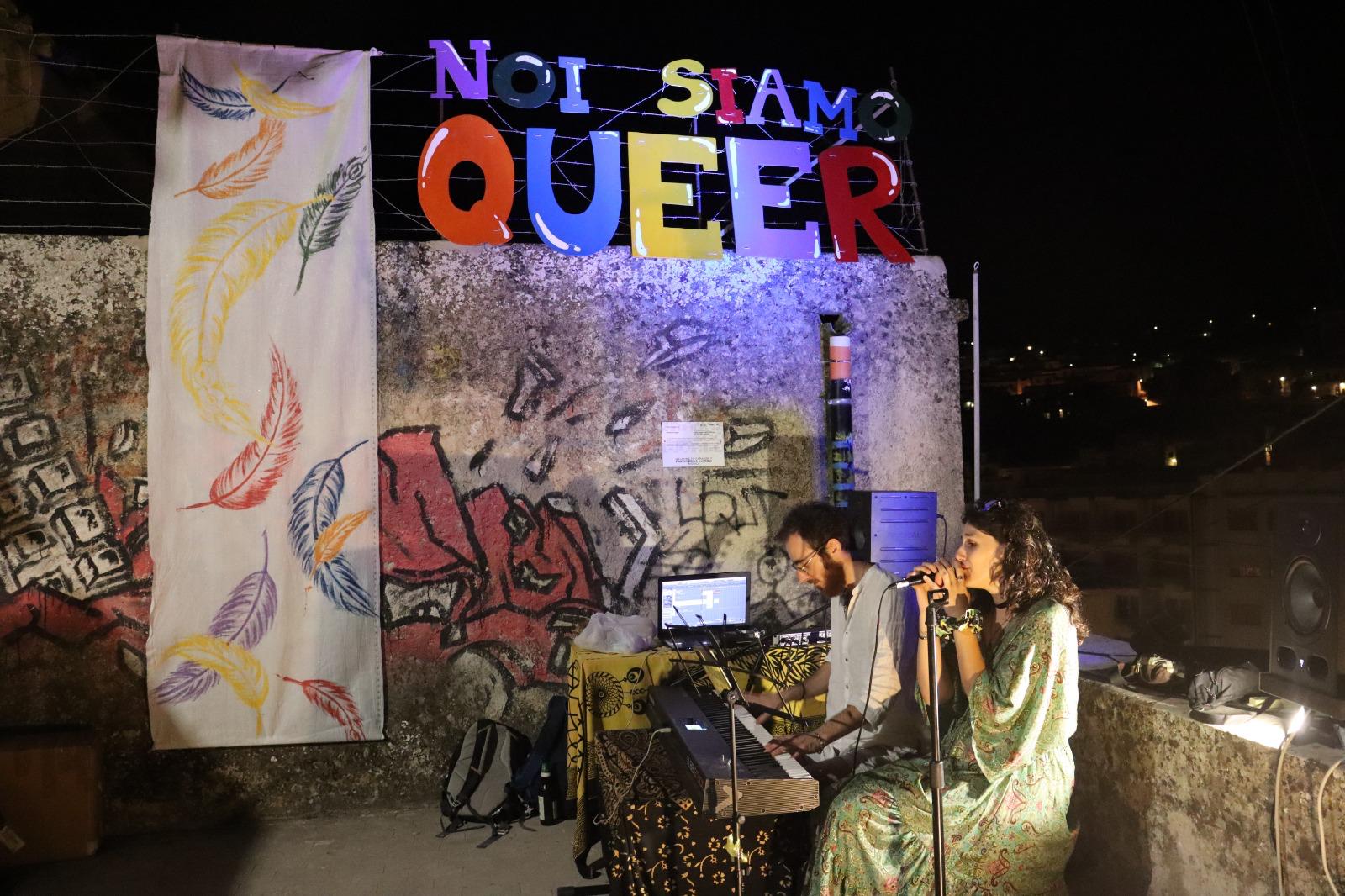 Serata musicale su una terrazza durante una rassegna di MATT'Officina